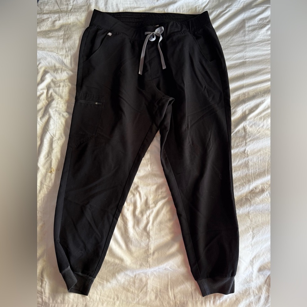 Figs Women's Scrub Set - Casma Top XL / Zamora Jogger XL - BLACK - Picture 12 of 16